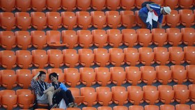 FOTO: Aksi 'Nyambi' Suporter Jepang Bersihkan Stadion Rusia