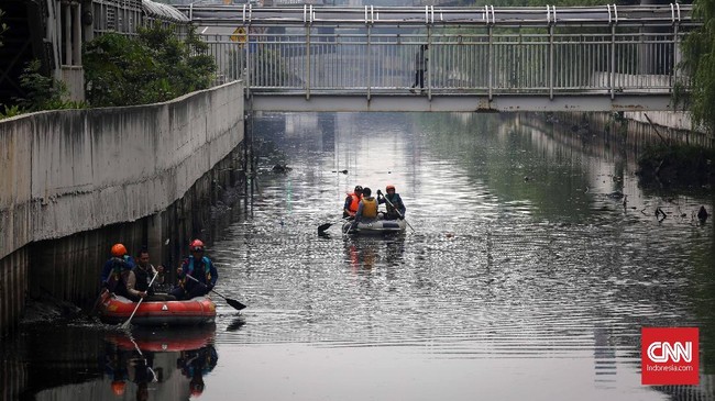 Upaya memancing tiga ekor buaya belum membuahkan hasil. Petugas BKSDA juga mulai membuka kemungkinan untuk mengganti umpan dari ayam ke ikan tongkol.