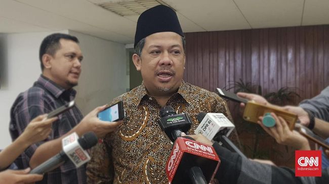 Fahri Hamzah: Kalau Rupiah Amblas, Jokowi Ikut Amblas Menurut Fahri tak ada waktu untuk perombakan tim ekonomi Jokowi saat ini. Masalah terletak pada ketidakpastian hukum dan kepemimpinan Jokowi.