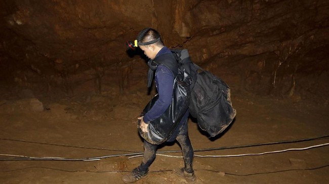Lebih dari 100 bor digunakan untuk melubangi tanah gunung menuju gua yang menjadi lokasi terjebaknya tim sepakbola muda Thailand.