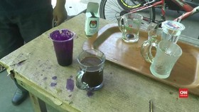 VIDEO: Mengira Kopi, Petugas Minum Tinta Pilkada