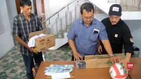 VIDEO: Panwaslu Cirebon Sita Barang Bukti Serangan Fajar