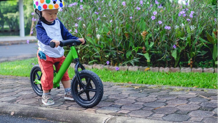 Bun, Ternyata Popok Sangat Penting Dukung Si Kecil Aktif Bergerak Si kecil yang berusia di atas satu tahun umumnya sudah bisa berjalan, berlari, dan melompat.