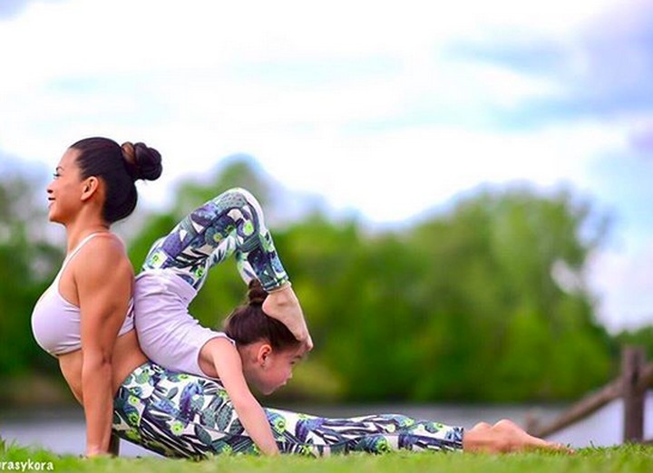 Duet Pose Yoga Ibu Dan Anak Ini Kece Banget Foto 15