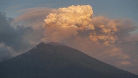 Gunung Agung Erupsi, Tinggi Kolom Abu 2.000 Meter