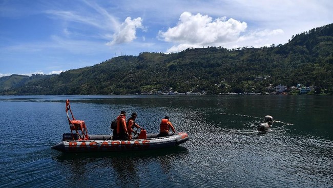 Keluarga korban tenggelamnya KM Multi Prima I meminta Basarnas ikut mencari tujuh ABK yang masih hilang. Basarnas menyebut personel SAR Mataram masih memadai.