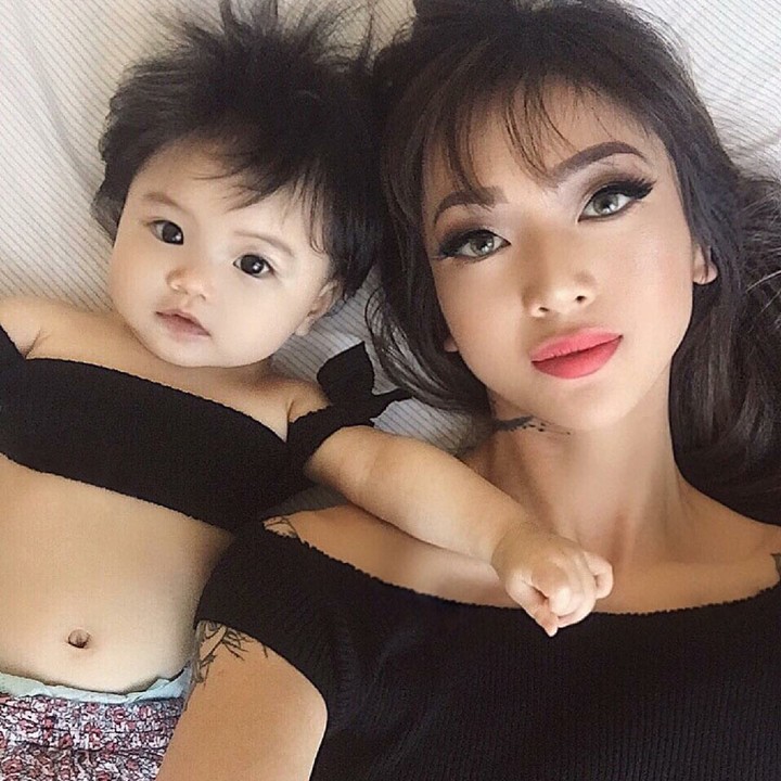 <p>Gimana, Bun? Tertarik foto bareng si kecil dengan konsep kayak gini? (Foto: Instagram/nhutella_)</p>