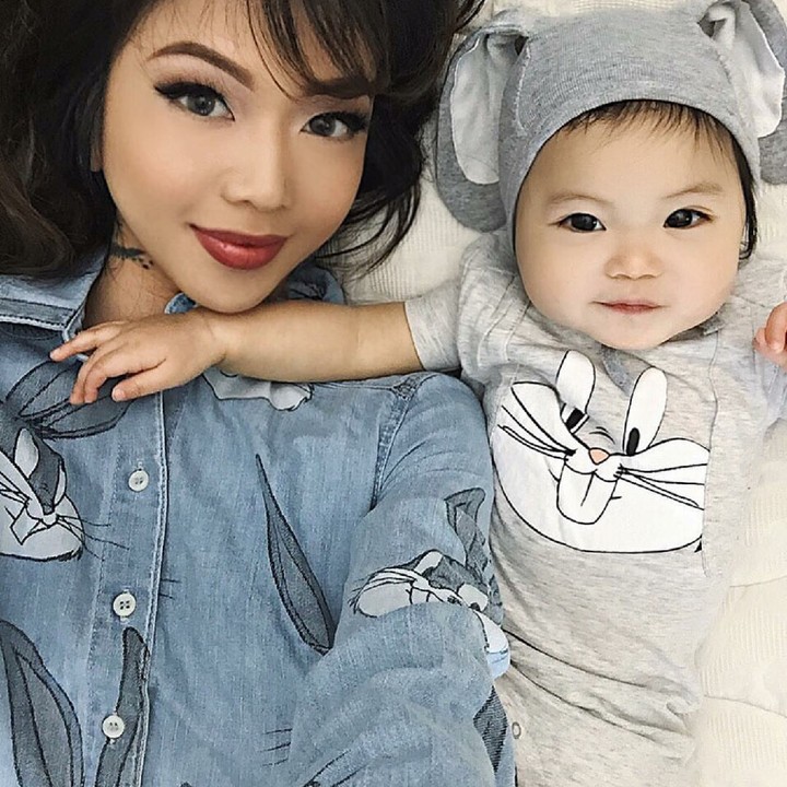 <p>Bunda pakai baju motif kelinci, eh si kecil jadi kelinci kecil nih. He-he-he. (Foto: Instagram/nhutella_)</p>