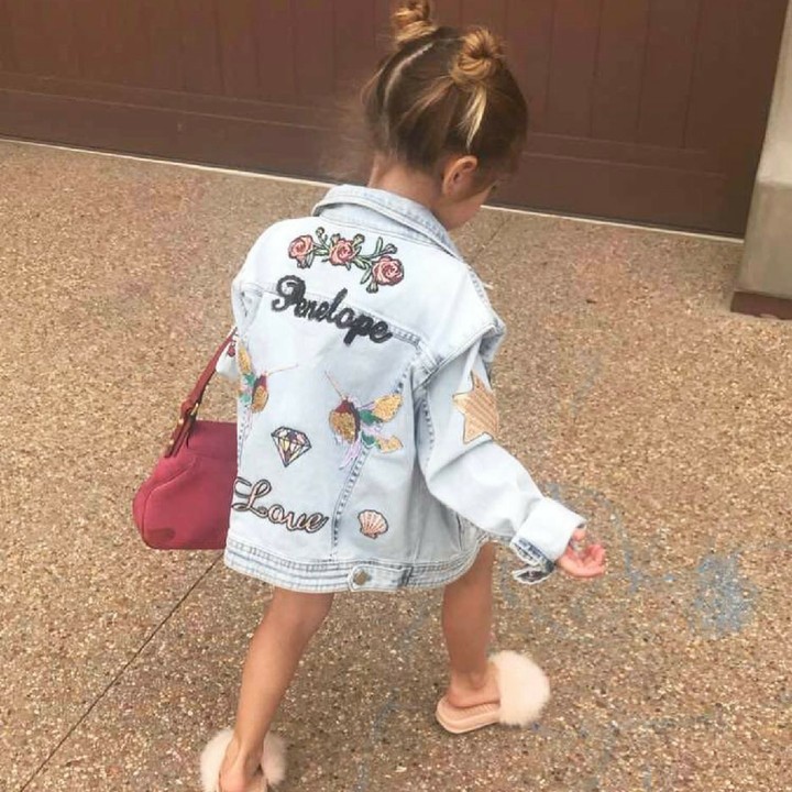 <p>Ketika Penelope nggak mau kalah dengan bundanya dalam urusan berdandan. (Foto: Instagram/kourtneykardash)</p>