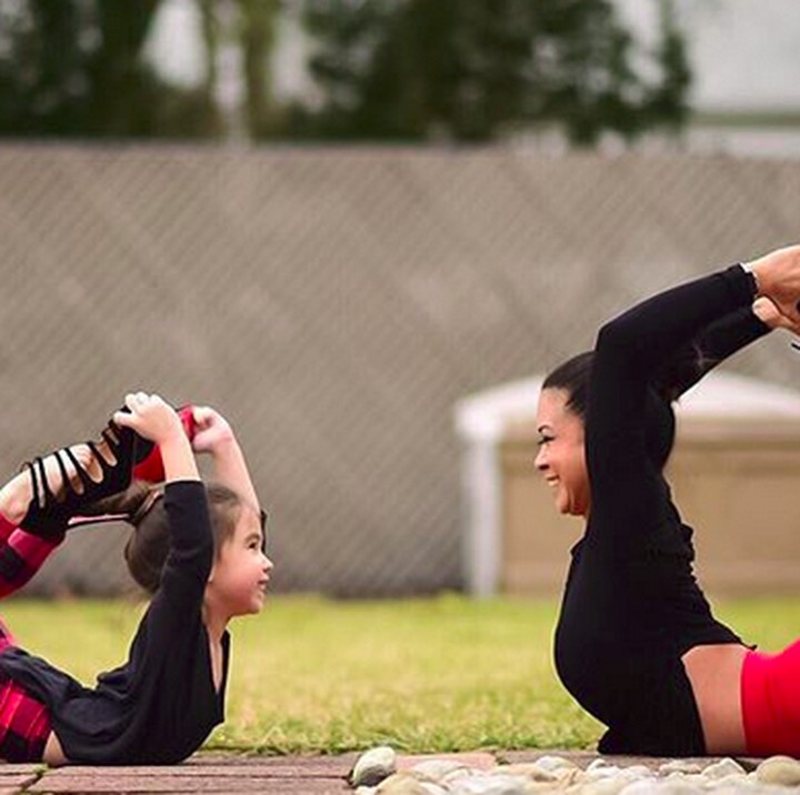 <p>Lihat deh, Bun, anak Laura happy banget ya bisa ikutan yoga bareng sang bunda. (Foto: Instagram/@minilaurasykora)</p>