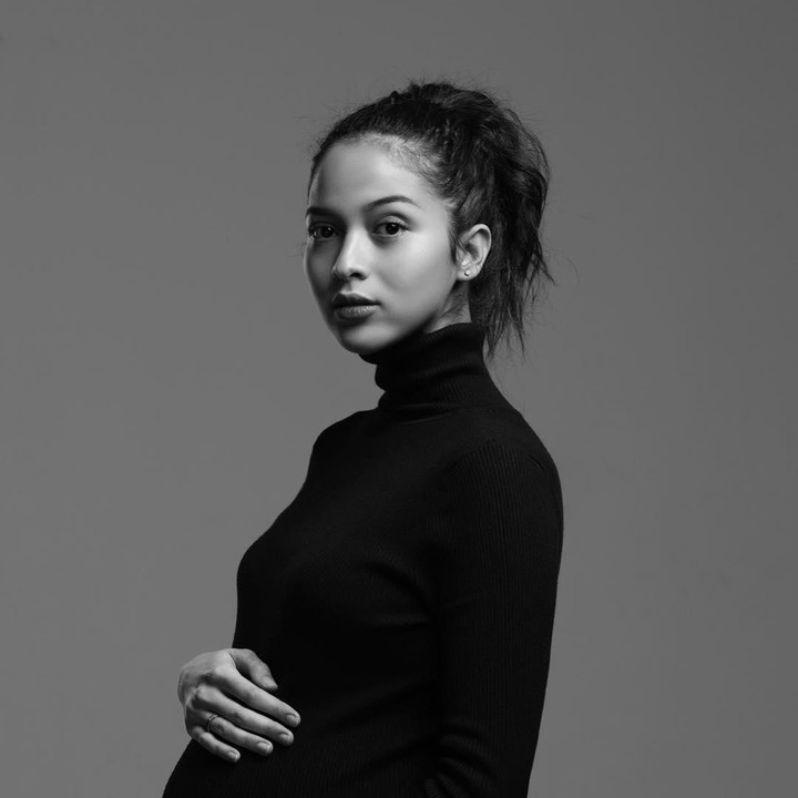 <p>Aktris Putri Marino memutuskan hiatus dari dunia akting setelah menikah dan hamil anak pertamanya, Surinala Carolina Jarumilind. Putri mengaku bahwa masa kehamilan menjadi titik terendah karena ia harus berhenti berkarya. Tapi di sisi lain, Putri merasa bahagia karena dikaruniai seorang putri. Kini, istri Chicco Jerikho ini kembali ke dunia akting dan menjalani perannya sebagai ibu bekerja. (Foto: Instagram Chicco Jerikho)</p>