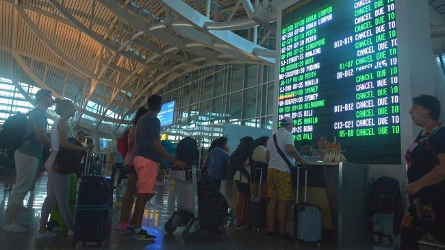 Menteri BUMN Rini Soemarno meyakini dugaan kartel tarif pesawat terbang domestik adalah isu tidak benar, apalagi melibatkan PT Garuda Indonesia (Persero) Tbk.