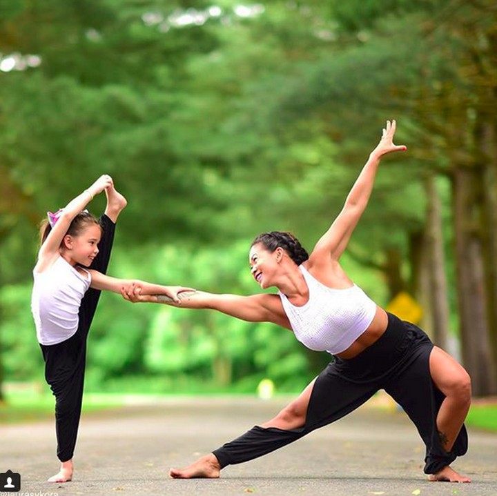 <p>Selain mirip, pose Laura dan anaknya juga terlihat saling melengkapi. (Foto: Instagram/@laurasykora)</p>