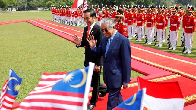 Menlu Malaysia Saifuddin Abdullah mengadakan lawatan perdananya ke luar negeri dengan mengunjungi Indonesia.