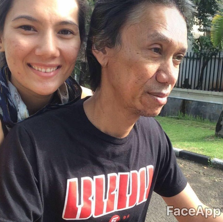 <p>Tenang, Bun, Eross nggak menua mendadak kok. Beginilah salah satu bentuk keisengan Sarah pada suaminya. Ya, ngedit foto supaya Eross tampak tua. Hi-hi. (Foto: Instagram/erosscandra)</p>
