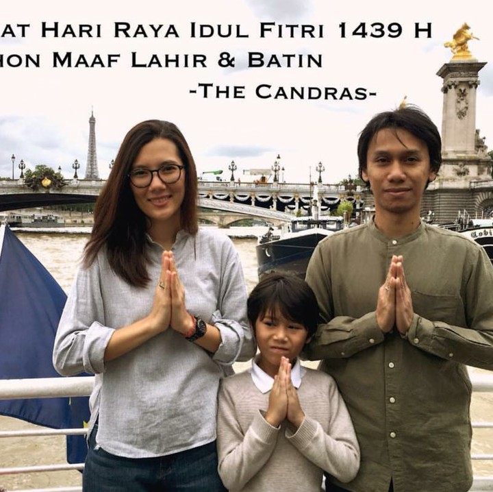 <p>Dapat salam lahir batin dari keluarga Eross Candra nih, Bun. (Foto: Instagram/erosscandra)</p>
