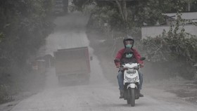 Dampak Erupsi Gunung Agung, Hujan Abu Selimuti Sejumlah Desa