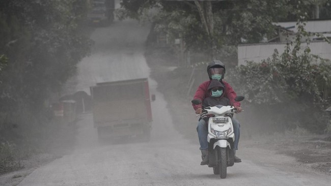 BPBD Karangasem menyebut hujan abu menyembut ke Desa Seraya Barat dan Tengah, Banjar Dinas Ujung Pesisi, Pesagi dan Pebukit, serta Desa Tenggalinggah.