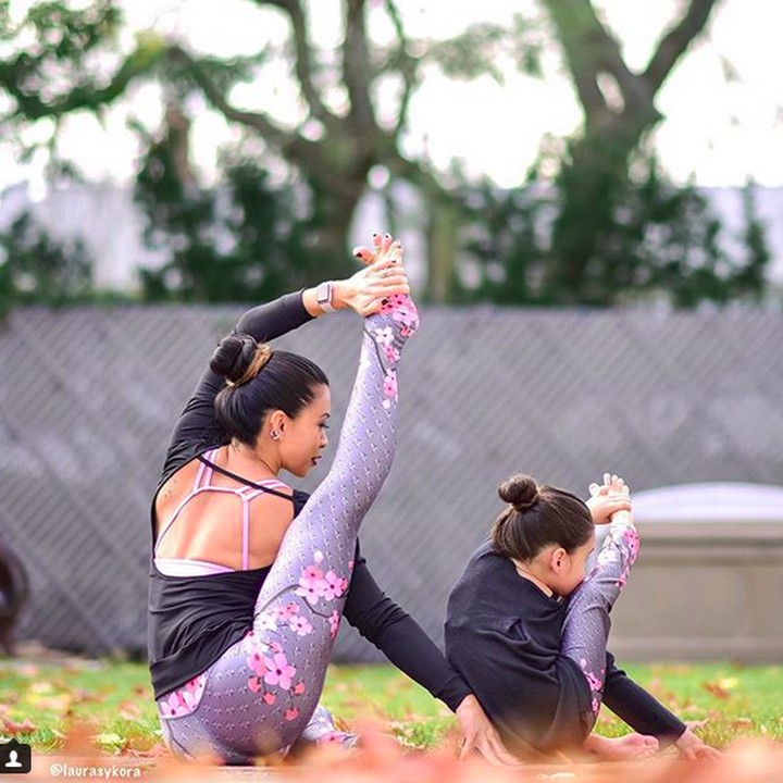 <p>Pakai baju yoga kembaran gini bikin pose yoga Laura dan si kecil makin kece. (Foto: Instagram/@laurasykora)</p>