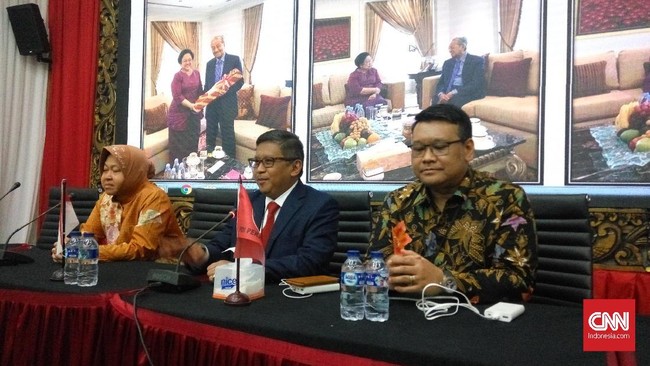 Megawati Soekarnoputri memanfaatkan kehadiran PM Malaysia Mahathir Muhammad di Indonesia untuk bertanya seputar strategi memenangkan pemilihan presiden.
