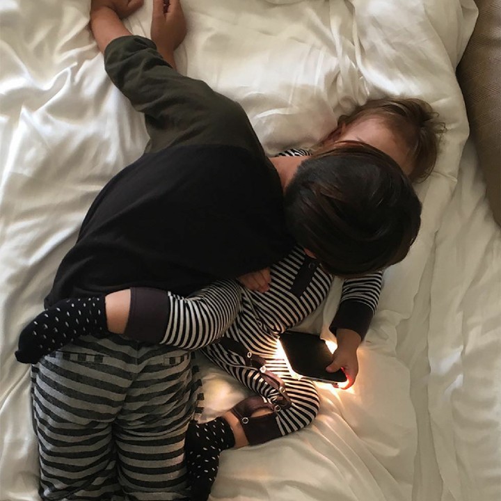 <p>Ya ampun, Mason sama Reign lagi apa sih? Hi-hi-hi. Ada-ada aja ya tingkah mereka. (Foto: Instagram/kourtneykardash)</p>