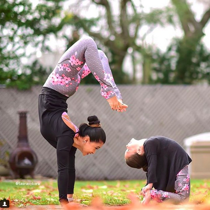 <p>Walaupun posenya berbeda, yoga yang mereka lakukan tetap kelihatan keren ya. (Foto: Instagram/@laurasykora)</p>