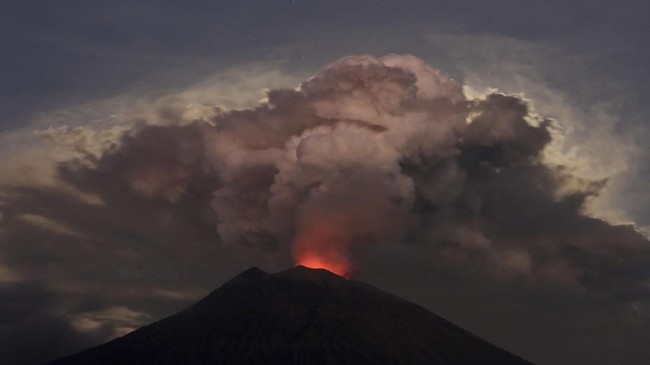 Gunung Agung di Kabupaten Karangasem, Bali, kembali erupsi. Erupsi membuat hujan abu vulkanik setinggi 2.000 meter pada pukul 03.21 WITA, Minggu (21/4).