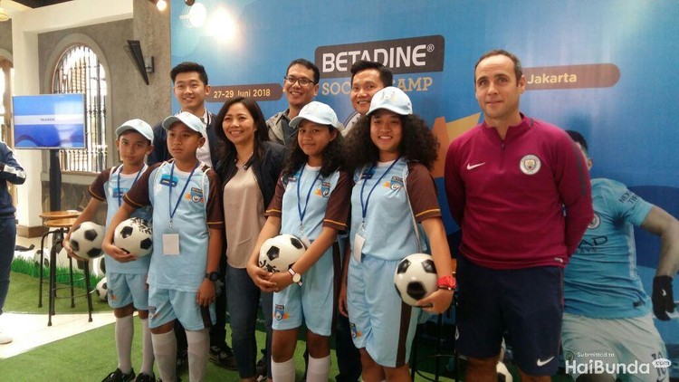 Anak-anak ini dapat kesempatan berlatih sepakbola dengan co-coach klub Manchester City. Wah, seperti apa ya rasanya?