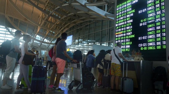 Yayasan Lembaga Konsumen Indonesia (YLKI) menilai inefisiensi biaya operasional maskapai seharusnya tak berdampak pada tarif pesawat terbang bagi konsumen.