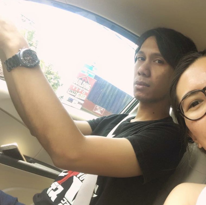 <p>'Pacaran' ala Eross dan Sarah. He-he-he. (Foto: Instagram/erosscandra)</p>