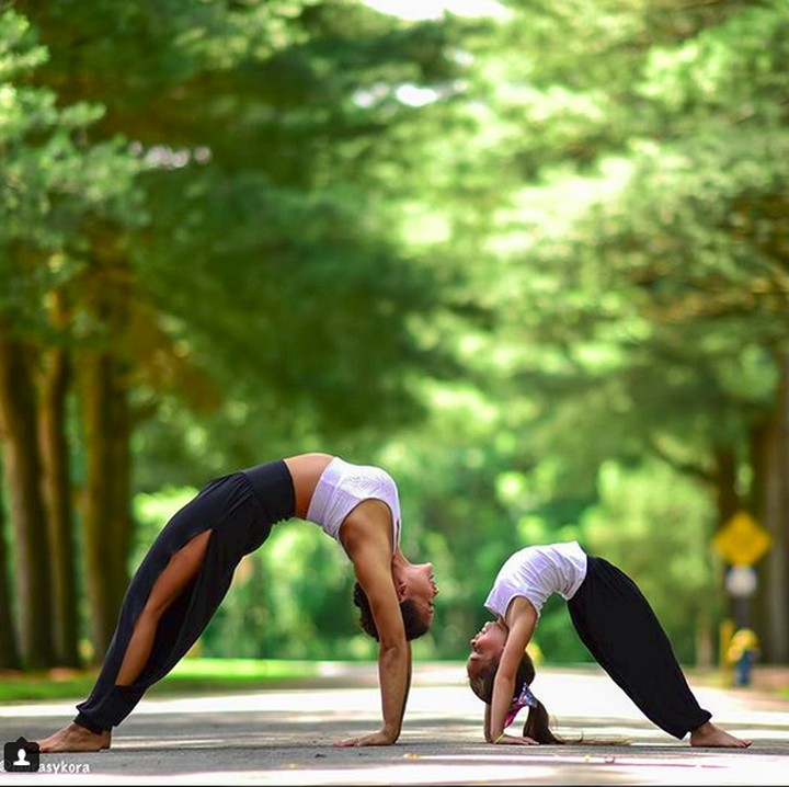 <p>Wah, lentur banget ya tubuhnya si kecil. Salut! (Foto: Instagram/@laurasykora)  </p>