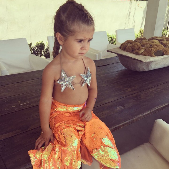 <p>Eh, ada Penelope, si duyung cilik yang cantik. (Foto: Instagram/kourtneykardash)</p>