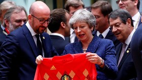 Diplomasi Piala Dunia, Saat PM Belgia-Inggris Tukar Jersey