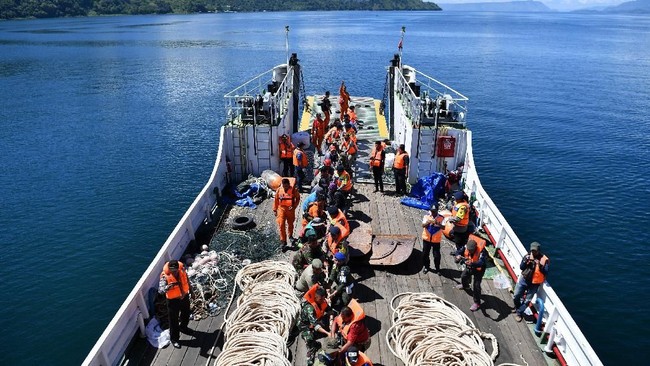 Kapal Motor Panji Saputra yang membawa 25 drum BBM jenis avtur hilang di Perairan Maluku sejak 11 Januari. Pencarian belum membuahkan hasil maksimal.