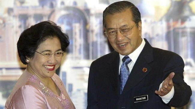 Perdana Menteri Malaysia Mahathir Mohamad berulang tahun ke-93 hari ini, Selasa (10/7).