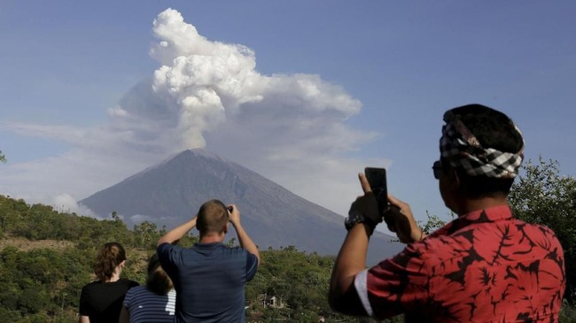 Badan Geologi menyebut erupsi Gunung Agung kali ini tak separah tahun lalu, namun memprediksi durasi erupsi akan lebih panjang.