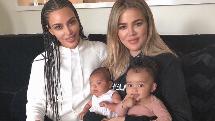 Melihat foto bayi dengan sepupunya yang sama-sama bayi bisa bikin kita gemas. Seperti foto anak bungsu Kim Kardashian ini.