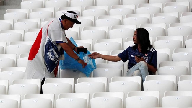 Suporter Jepang memungut sampah di kawasan Gelora Bung Karno (GBK), Senayan, lantaran terbiasa menjaga kebersihan sedari kecil.