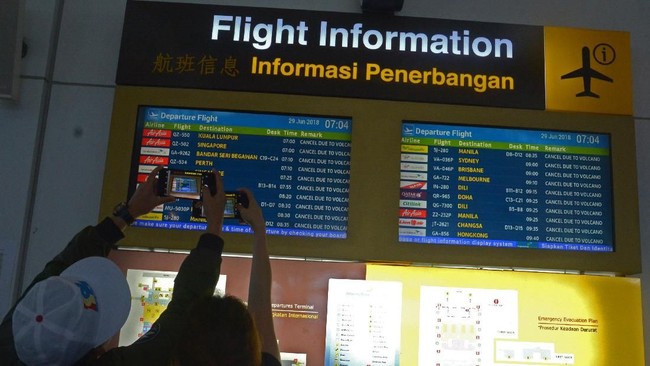 Sejumlah calon penumpang pesawat di Bandara Ngurah Rai berhamburan keluar ruangan saat gempa. Mereka sempat menyelamatkan diri ke area rerumputan di bandara.