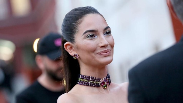 Model Victoria's Secret Lily Aldridge mengumumkan kehamilannya yang kedua. Lily bahagia banget lho, Bun. Selamat ya!