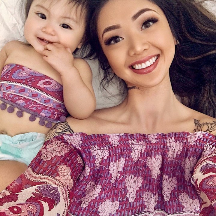 <p>Kenalan nih sama Michelle Nhu, blogger mom yang suka wefie sama si kecil dengan pakaian kembar dan unik-unik. (Foto: Instagram/nhutella_)</p>