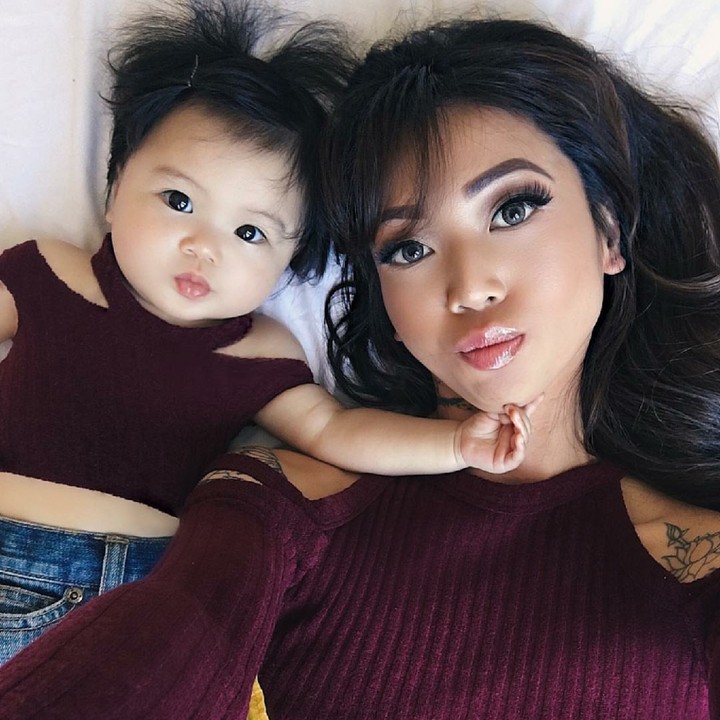 <p>Baju dan 'duck face' Bunda Michelle dan si kecil mirip deh. (Foto: Instagram/nhutella_)</p>