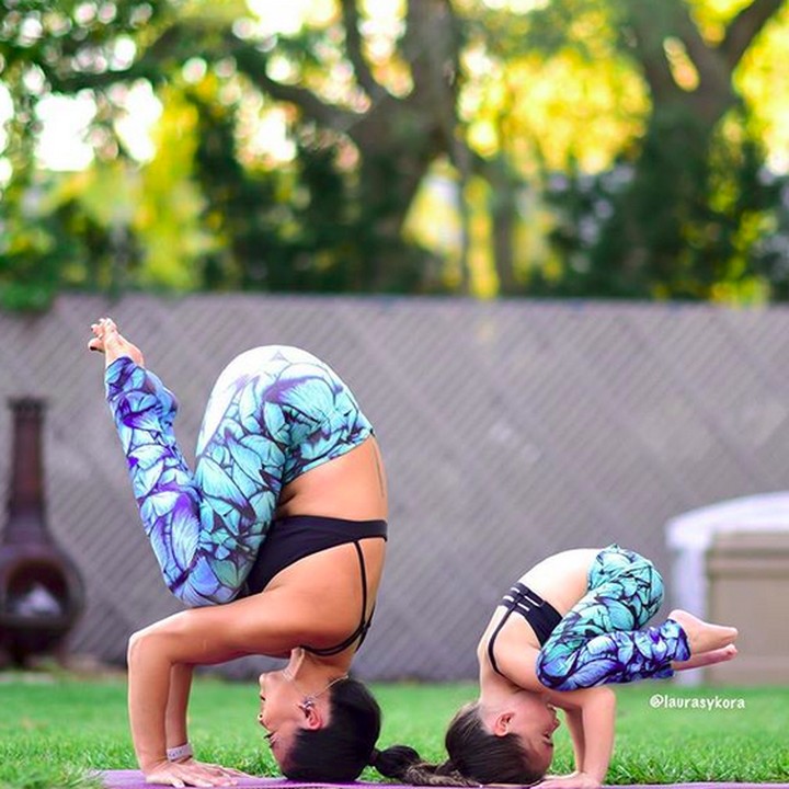 <p>Pose yoga versi orang dewasa dan anak-anak. Yang dilakukan si kecil benar-benar bikin gemas ya, Bun. (Foto: Instagram/@minilaurasykora)  </p>