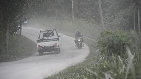 Warga Tobelo Utara Terpapar Abu Vulkanik Gunung Dokuno