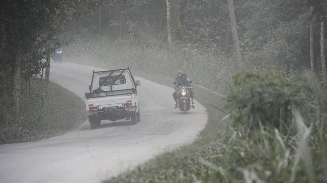 Debu vulkanik yang terus menghujani wilayah Tobelo dan sekitarnya, sehingga warga pun khawatir ancaman penyakit ISPA.