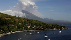 Gunung Agung 2 Kali Erupsi Pagi Ini, Kolom Abu Capai 2 Km