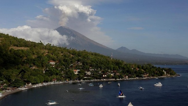 Gunung Agung terpantau dalam kondisi aman dan tidak ada hujan abu, Minggu (1/7).