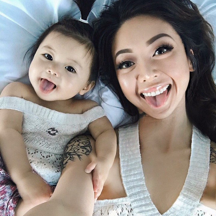 <p>Bunda melet, si kecil juga melet. Kompak abis, he-he-he. (Foto: Instagram/nhutella_)</p>