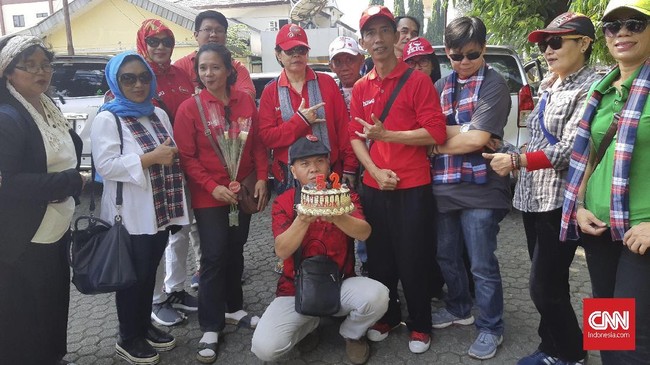 Sejumlah pendukung Ahok hanya berkumpul di luar Mako Brimob, Kelapa Dua, dan hanya keluarga yang diperbolehkan membesuk.