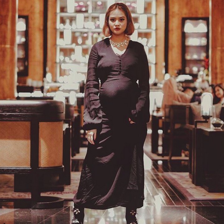 <p>Bumil yang satu ini makin glowing ya dengan long dress hitam begini. (Foto: Instagram/ @mytha_lestari)  </p>